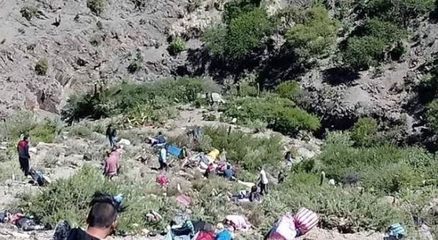 Bolivia, 25 morti nell'autobus precipitato per 300 metri in una scarpata
