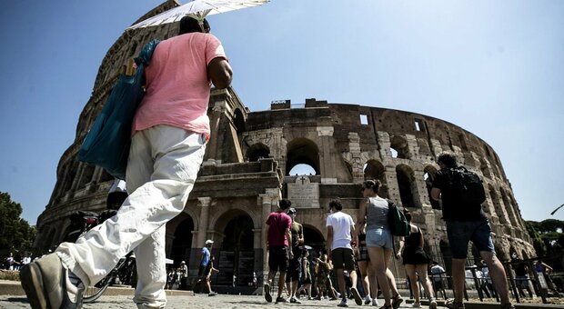 Alcuni turisti al Colosseo prima dell'inizio dell'epidemia