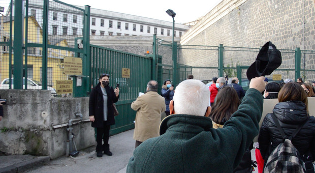 Manifestazione al carcere di Poggioreale, il ministro Amendola: «Campagna di vaccinazione anche per il personale»