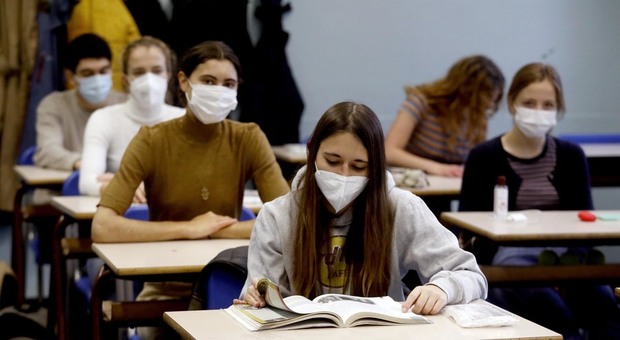 Tso per lo studente di Fano senza mascherina, la protesta: «Provvedimento eccessivo». Si cerca chi può averlo spinto al gesto