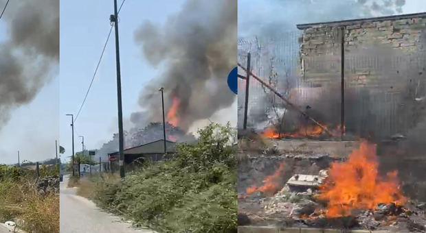 Incendio a Napoli Est, colonna di fumo nero e acre: evacuato asilo nido