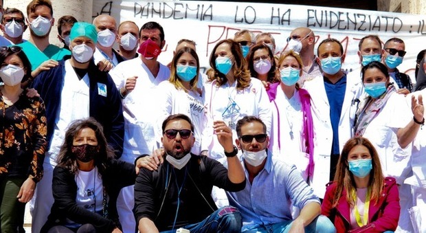 Napoli, la protesta dei precari del Covid al Cardarelli: «Vogliamo certezze»
