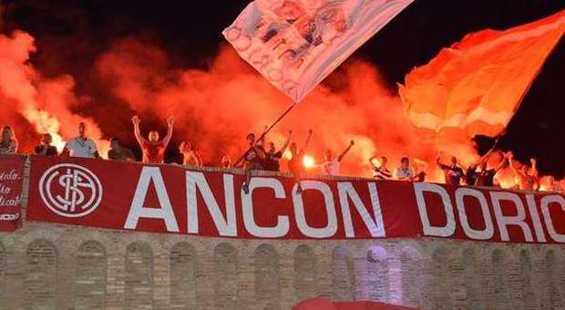 Ancona, il porto storico è uno stadio In duemila per la sfilata dell'Ancona
