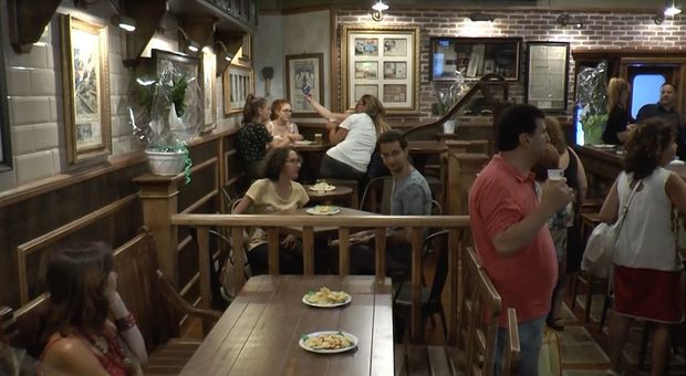 Lo storico pub «Napoli centrale» riapre dopo il rogo di un anno fa