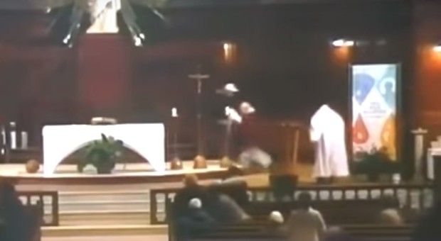 Prete accoltellato sull'altare durante la messa: arrestato l'aggressore, il sacerdote fuori pericolo