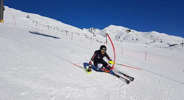 Giovane sciatore in slalom