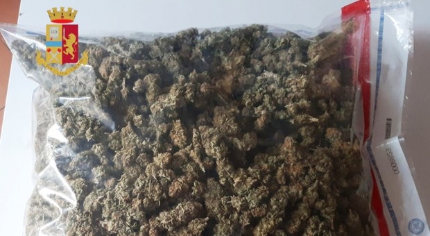 Sotto il sedile dell’auto 1,2 kg di marijuana: arrestato corriere della droga a Napoli