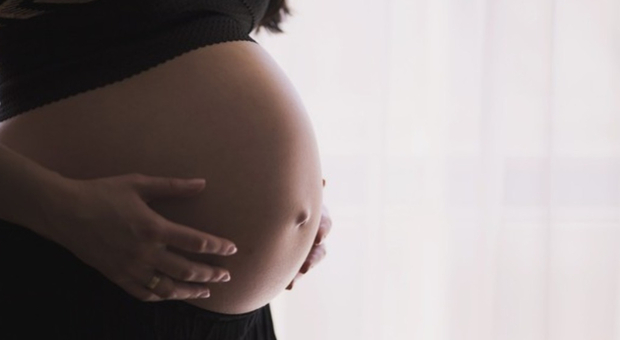 Monica, incinta un anno dopo la morte del suo fidanzato: «Gli avevo promesso che avremmo avuto un figlio»