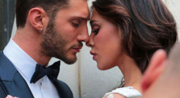 Stefano e Belen sposini a Napoli, bagno di folla per il set fotografico