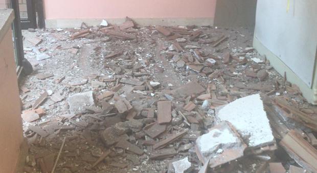 Roma, crolla il soffitto alla materna Girolami: scuola evacuata, paura ma nessun ferito