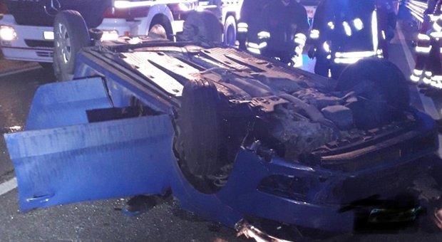 Incidente stradale, auto si ribalta: morti due ragazzi di trent'anni.