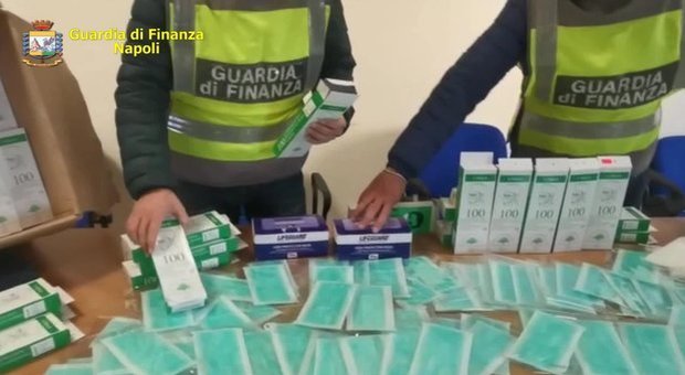 Coronavirus, mascherine trafugate da ospedali e aeroporti. Governo: «Le produrremo in Italia»