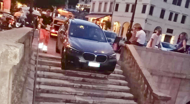 Asolo, l'auto imbocca la storica scalinata del Duomo. In arrivo una bella multa