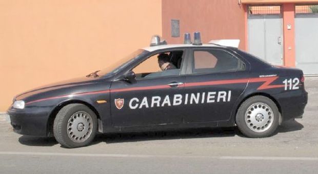 Ubriaco sfascia le macchine parcheggiate in strada e aggredisce i carabinieri