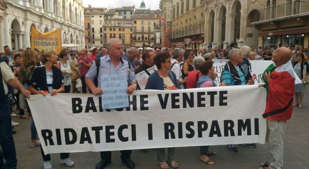 Ex popolari venete, i soci in piazza Lo striscione: «Ridateci i risparmi»
