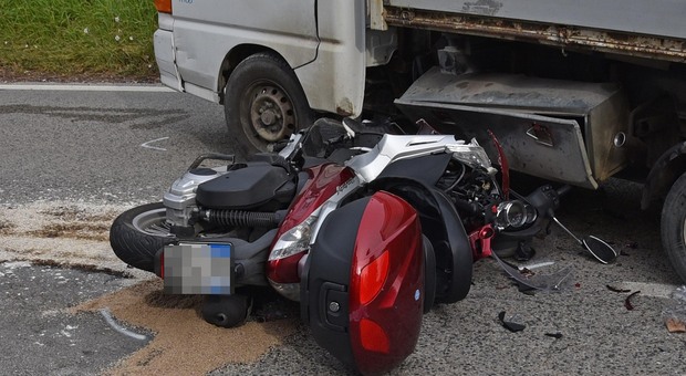Scooter contro un furgoncino sulla Panoramica: morto un 49enne