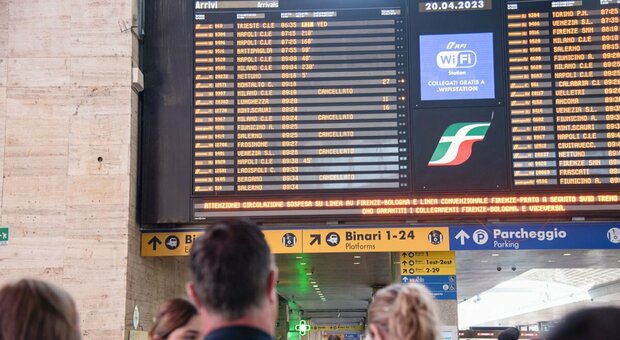 Treno merci deraglia a Firenze, linea bloccata. Ritardi e treni cancellati. Caos a Termini: «Prima delle 17 non si riparte»