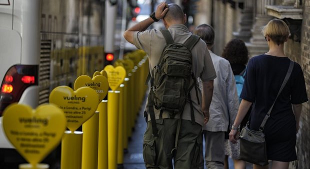 Roma, i paletti pedonali sono diventati “giallo Vueling”, il I Municipio: «Non sono autorizzati»