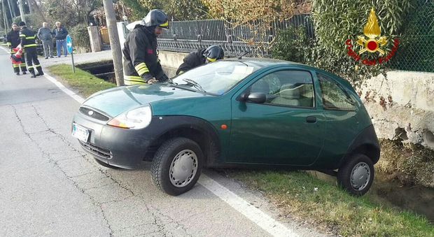 Paura a Treviso: prigioniero dell'auto in bilico tra la strada e il fossato