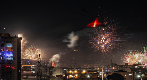Capodanno a Catania, anche l'Etna si unisce ai festeggiamenti: l'eruzione tra i fuochi d'artificio