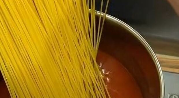 TikTok, spopola il video degli spaghetti cotta direttamente nel sugo (e gli italiani insorgono)