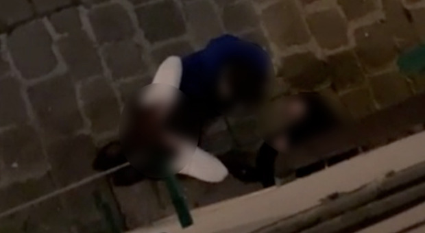 Sesso per strada, ma vengono filmati: il video “rubato” diventa virale
