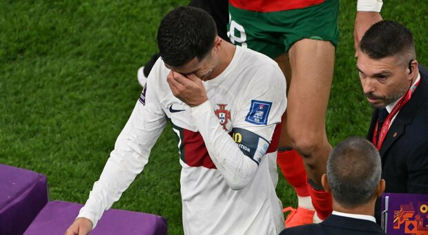 Cristiano Ronaldo, dalla panchina alle lacrime: la fuga negli spogliatoi dopo la fine del sogno Mondiale