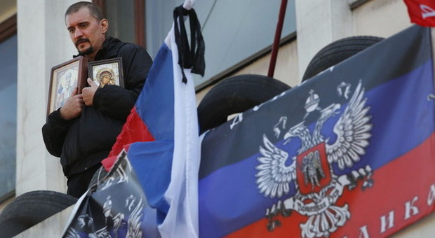 Un dimostrante in un edificio di Donetsk occupato dai filorussi