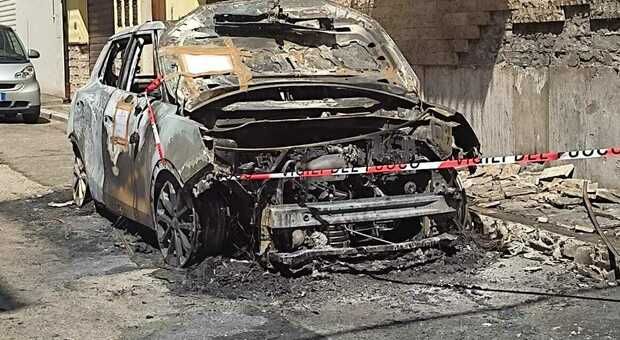 Fondi, notte di fuoco: macchina distrutta da un incendio