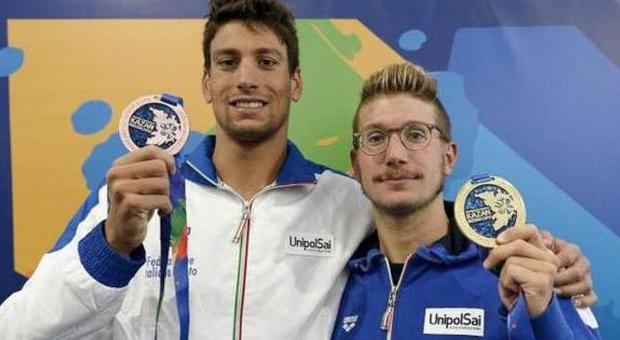 Matteo Furlan mostra la medaglia di bronzo, a destra Simone Ruffini oro