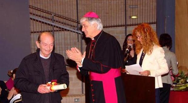 Don Celso Battaglini con il vescovo Menichelli