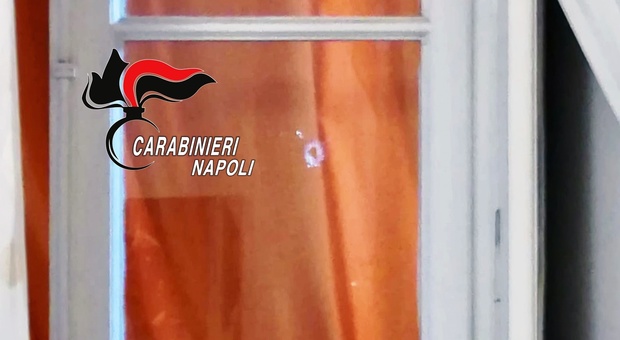 Napoli, stesa a piazza Mercato: due proiettili finiscono in camera da letto