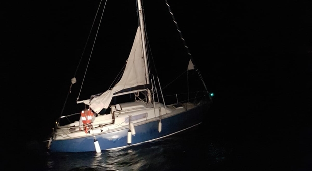 Barca a vela in avaria salvataggio in Costiera