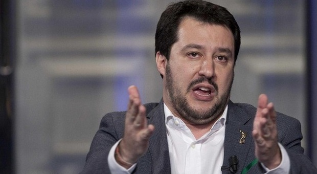 Salvini contestato al campo nomadi L'auto assalita a calci e pugni