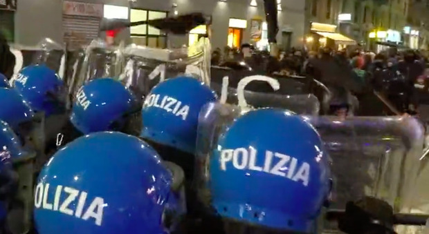Milano, anarchici in piazza per Cospito: «Il 41 bis è tortura». Forze dell'ordine schierate