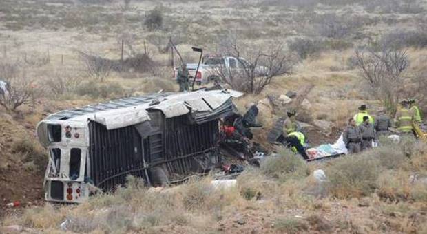 Il treno investe un bus di detenuti: 10 morti