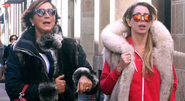 Guendalina Canessa, giornata in famiglia: shopping a Milano con la mamma Daniela