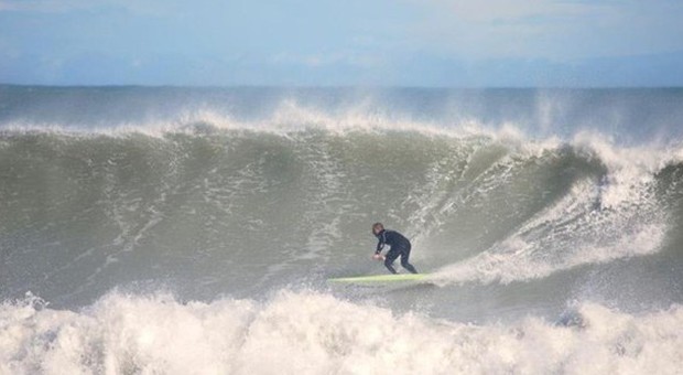 Fermo, surfisti da tutta Italia a Fogna Beach a caccia dell'onda