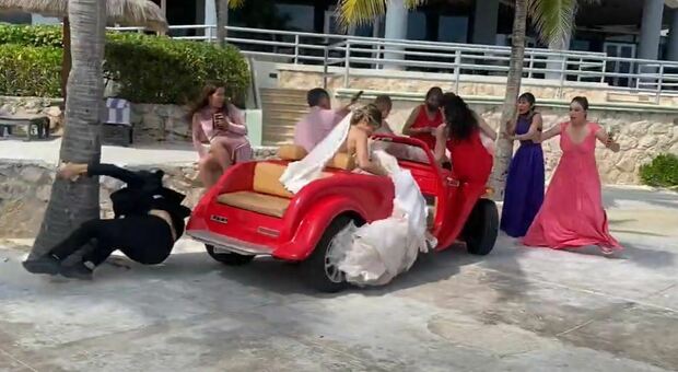 Lo sposo perde il controllo dell'auto e investe la damigella: il video su TikTok diventa virale