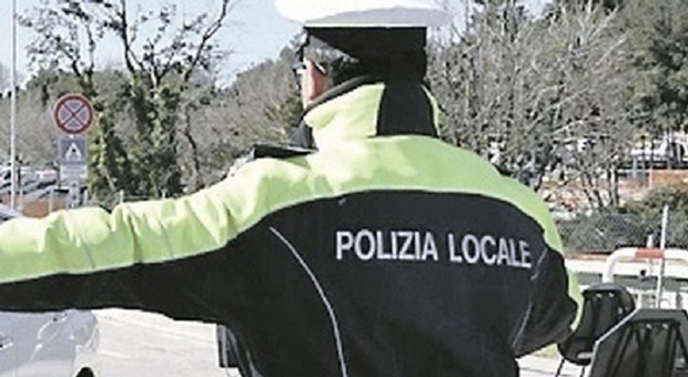 Ancona, colpo di sonno e strike sulle auto in sosta: brutto incidente in pieno centro