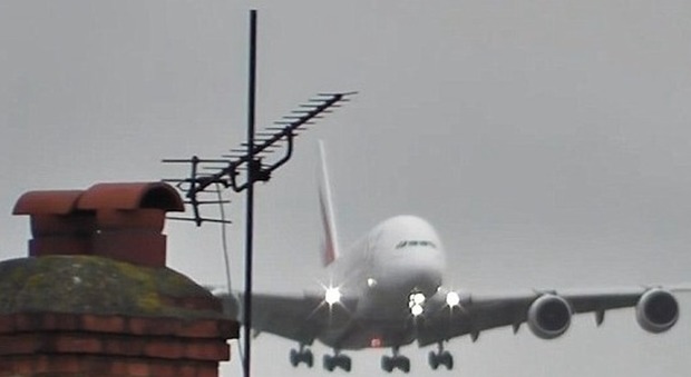 Vento troppo forte, il pilota dell'A380 Emirates usa la tecnica del granchio
