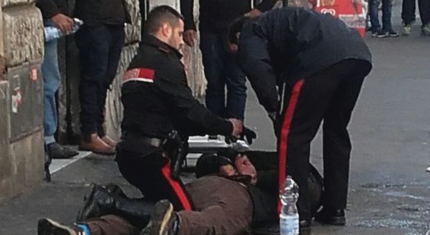 Roma, «Vi ammazzo tutti» e getta benzina contro i carabinieri a Termini