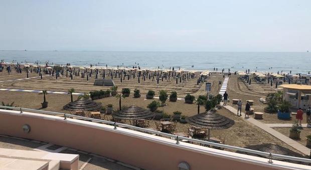 Venezia, colpita da un ombrellone al volto in spiaggia: rischia di perdere la vista