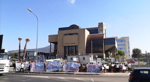 Housing Sant'Agnello: sit-in dei 53 proprietari in tribunale