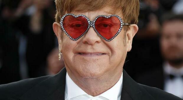 Elton John contro il Vaticano: «Ipocriti, dicono no alle nozze gay ma guadagnano con il film Rocketman»