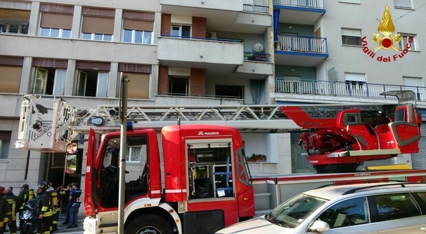 Incendio in un appartamento di via Revoltella, evacuate venti persone