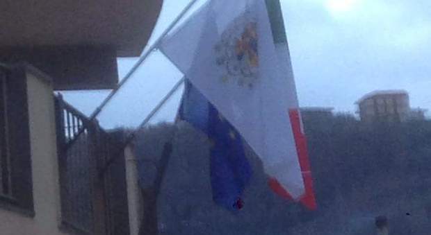 Pimonte, il prefetto fa togliere la bandiera Borbonica dal balcone del Municipio