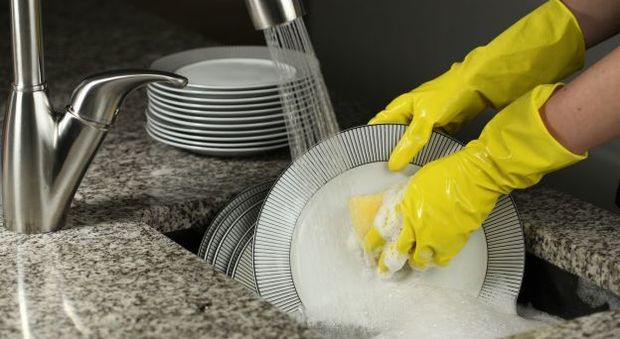 Lavare i piatti è un errore: "Fare la lavastoviglie conviene"