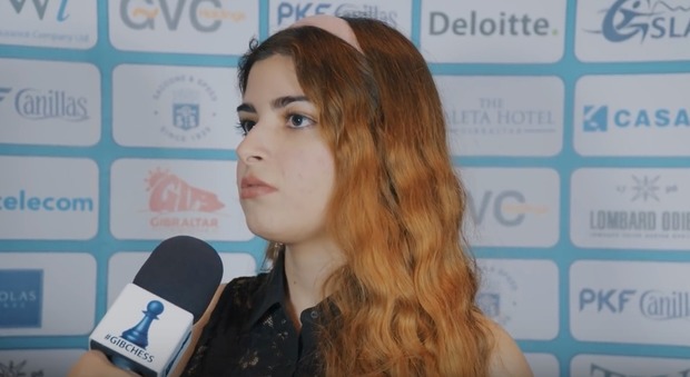 Campionessa di scacchi iraniana cacciata dalla nazionale per non aver indossato il velo