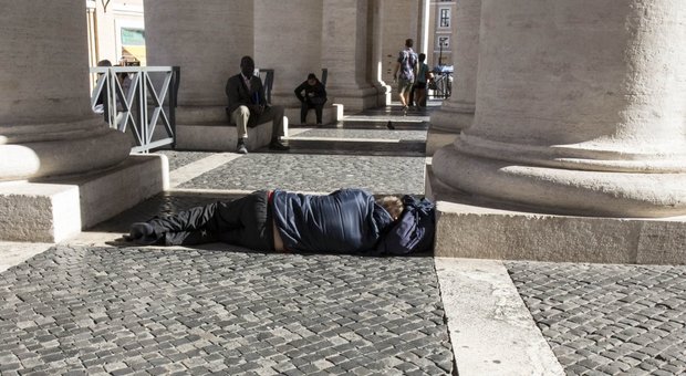Cattivi odori, turisti in fuga: il caso clochard in Vaticano